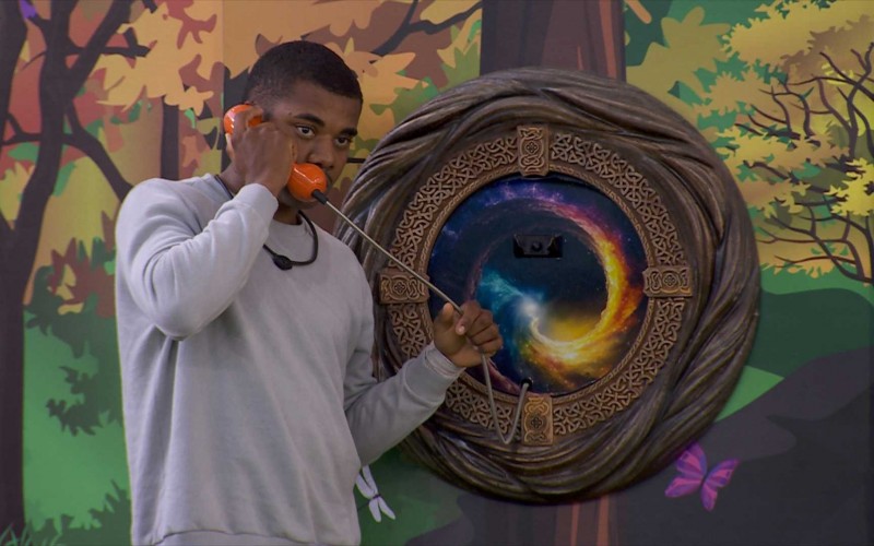 Big Fone toca pela quinta vez na casa do BBB 24 e Davi atende novamente