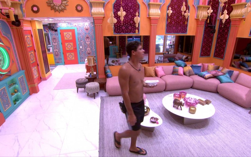 Botão da Desistência fica verde no BBB 25, enquanto brothers pegam comida