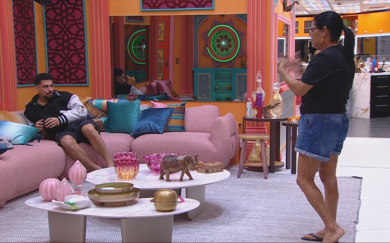 Botão da Desistência fica verde no BBB 25 enquanto Delma conversa com VinÃcius