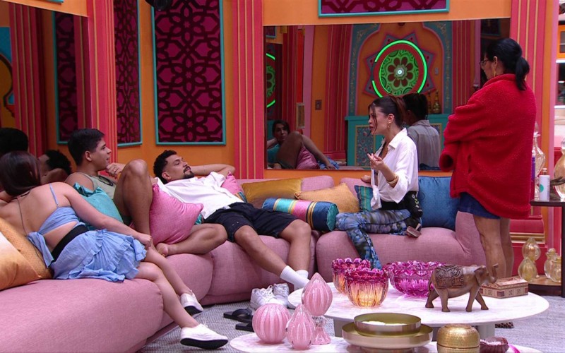 Botão de Desistência do BBB 25 fica verde enquanto Vitória Strada conta experiência em novela