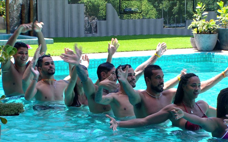 Brothers brincam de nado sincronizado na piscina do BBB 25
