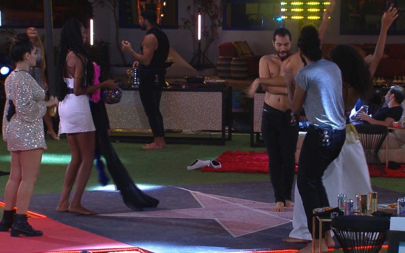 Brothers brincam que estão realizando um show com apresentação de dança