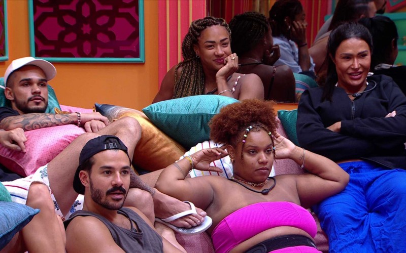Brothers da casa assistem o almoço especial pós-Big Fone no BBB 25 e Mateus comenta: