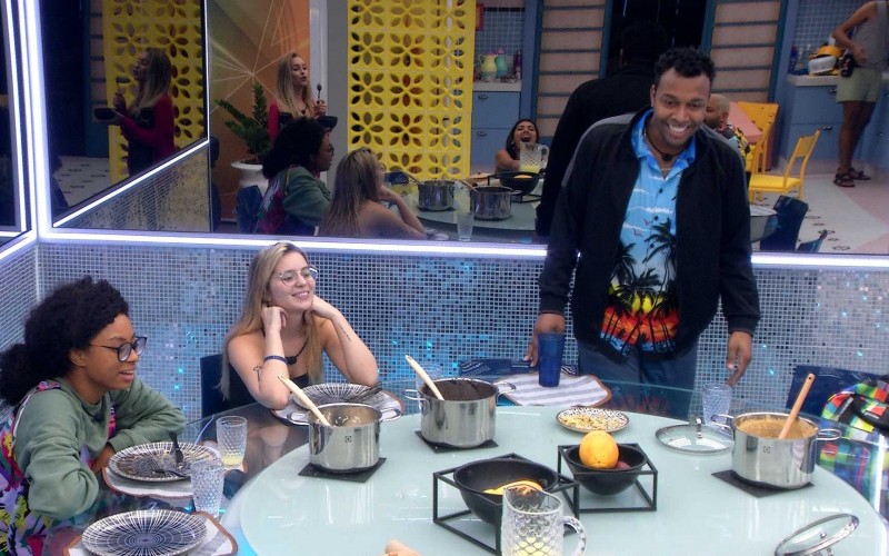 Brothers do BBB21 lembram de cantoria em festa e Lumena brinca: