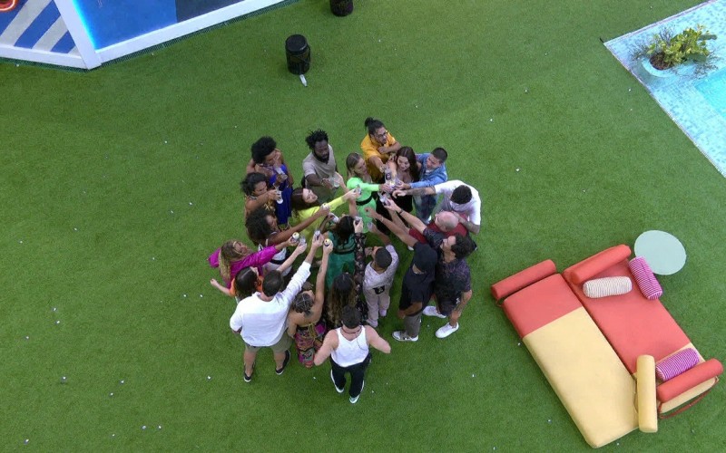 Brothers fazem brinde final no BBB Dia 101 e comemoram com música no gramado