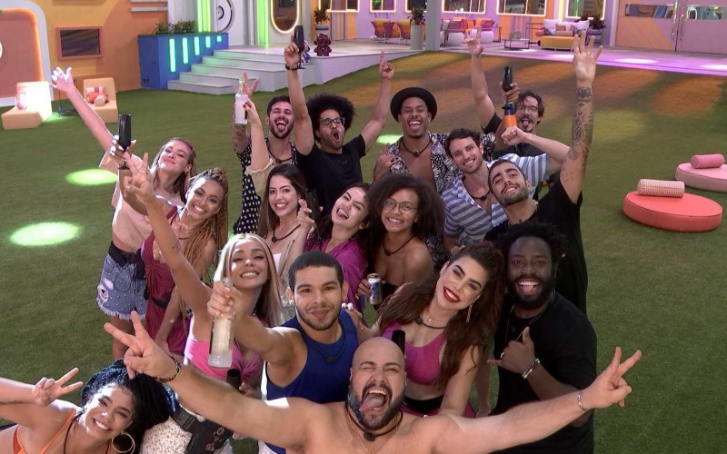 Brothers fazem o primeiro brinde do BBB22: ‘Daqui para frente só para trás’