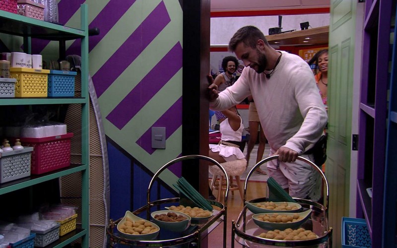 Brothers se animam com chegada de petiscos antes de festa no BBB21:
