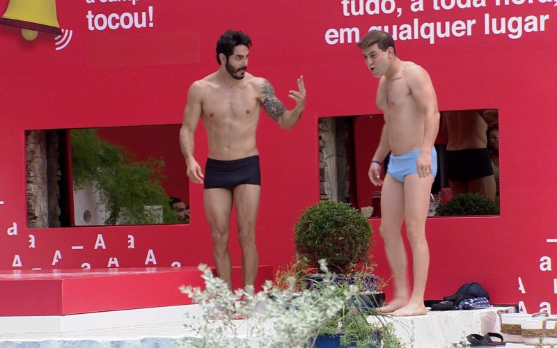 Caio e Rodolffo pulam na piscina e brothers escolhem a melhor performance