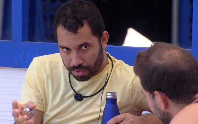 Caio questiona Gilberto sobre brother do BBB21: