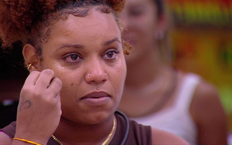 Camilla chora ao relembrar de conselho da mãe: