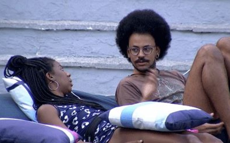 Camilla de Lucas responde comentários da internet e se diverte com memes: