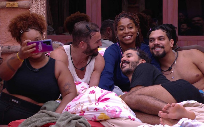 Camilla faz baby hair em Mateus, Diego Hypolito e VinÃcius no BBB 25