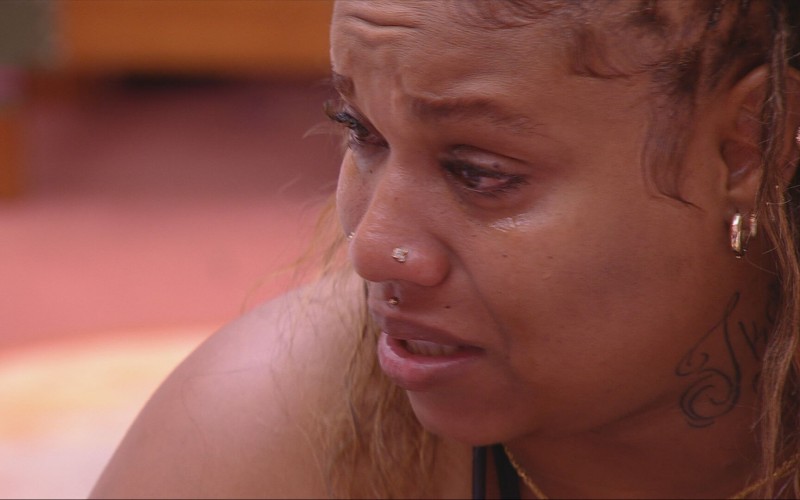 Camilla tem crise de choro no BBB 25 e desabafa: