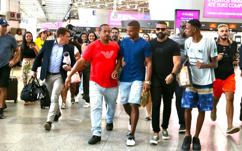 Campeão do BBB24, Davi deixa o Rio de Janeiro e embarca para Salvador neste sábado (20)