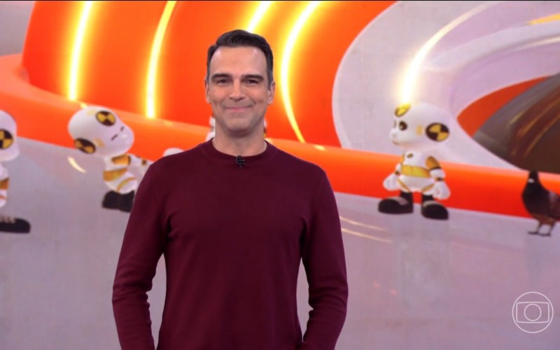 Can Yaman, astro de novelas turcas, fala em português com Tadeu Schmidt: