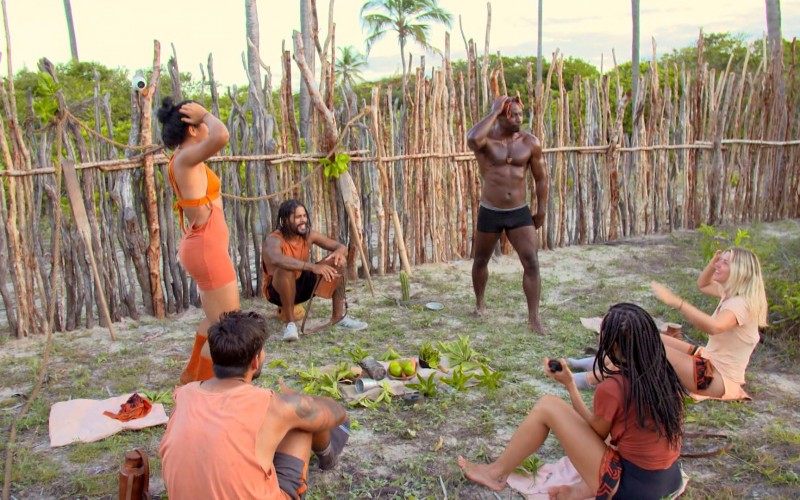 Carcará improvisa luau com forró, pagode e dança até o chão em
