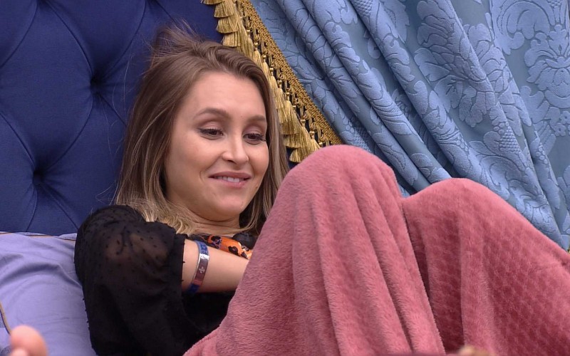 Carla Diaz brinca que Arthur a