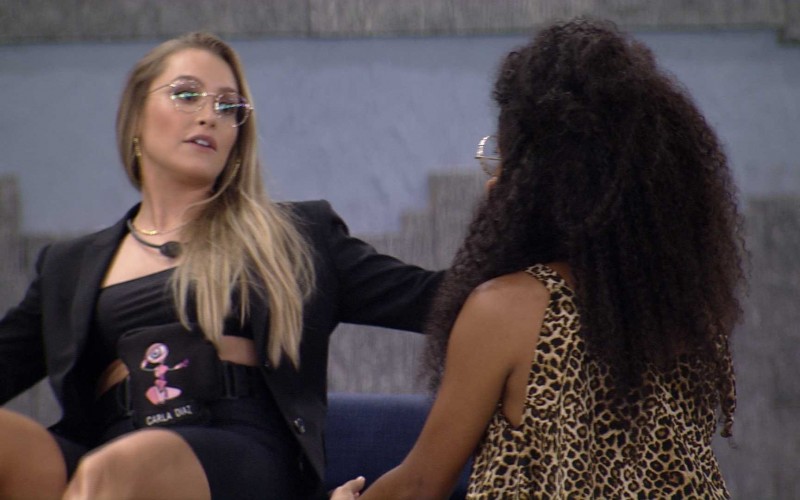 Carla Diaz explica a Lumena que foi ela quem procurou Karol Conká para conversa sobre Arcrebiano