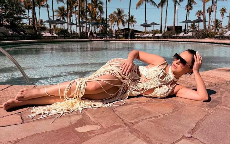 Carla Diaz posa à beira da piscina em momento relax: