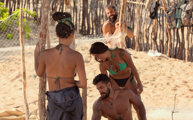 Carol e Bil se aproximam, e ele diz: