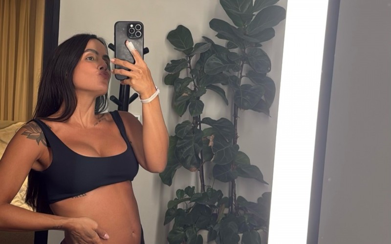 Carol Peixinho malha com barriga à mostra após revelar sexo do bebê que está esperando