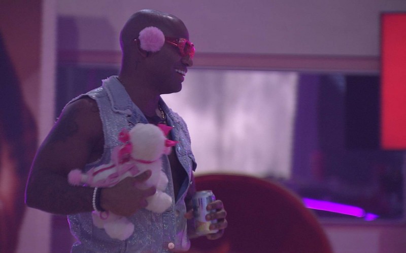 Cezar desfila com bolsinha de cachorro no BBB 23, diverte as redes e diz: