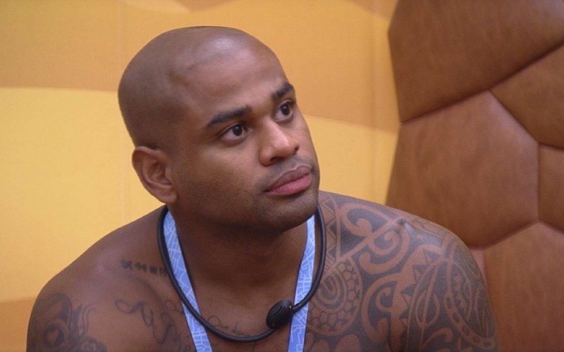 Cezar, do BBB 23, consegue cama no Quarto Deserto e Bruna Griphao avisa: