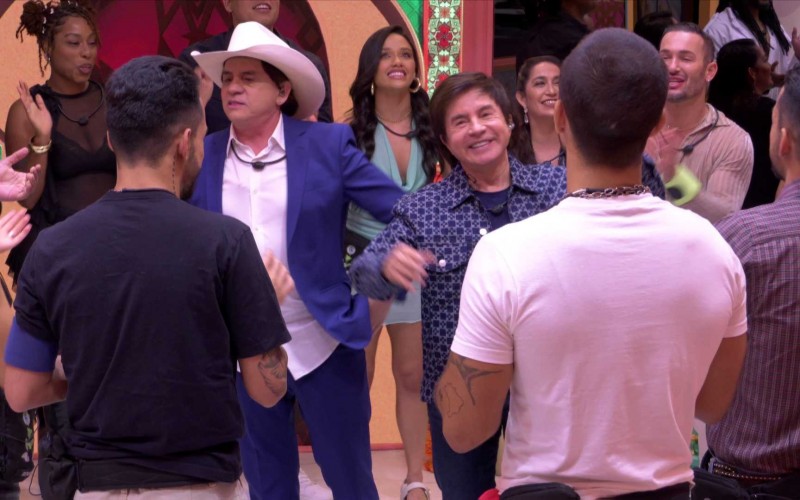 Chitãozinho e Xororó entram na casa do BBB 25 e cantam