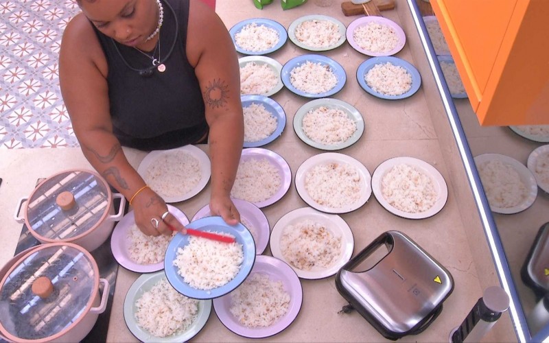 Com a casa do BBB 25 no Tá Com Nada, Camilla divide comida igualmente em pratos de brothers