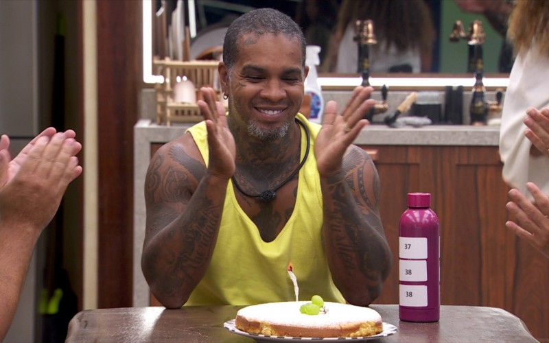 Com bolo do VIP feito por Leidy Elin, do BBB 24, brothers cantam