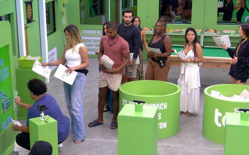 Contas no BBB 24? Brothers são surpreendidos com boletos a pagar no reality