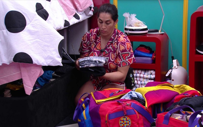 Daniele Hypolito arruma suas roupas no Quarto Anos 50 e afirma: