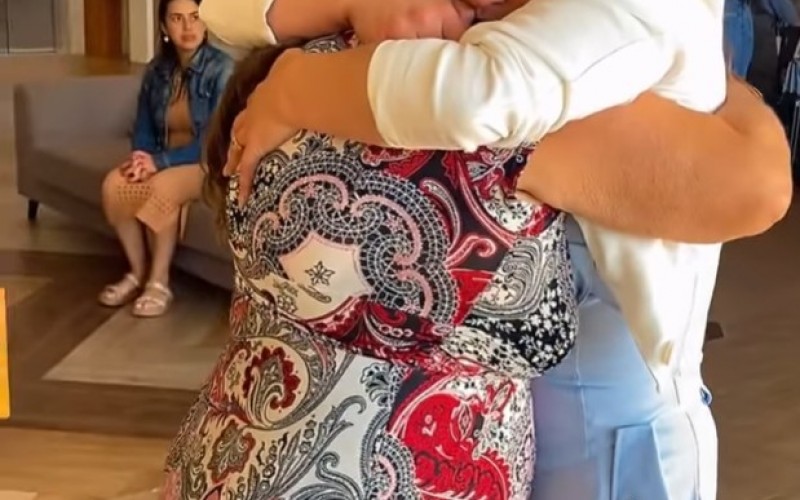 Daniele Hypolito se emociona ao reencontrar a mãe após o BBB 25: