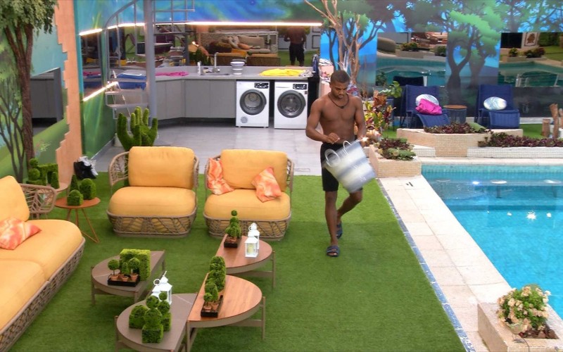 Davi acorda, enche balde com água da piscina no BBB 24 e dispara: