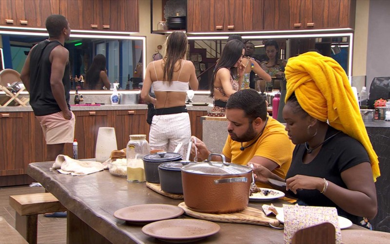 Davi brinca com Beatriz e simula voz de locutor no BBB 24: