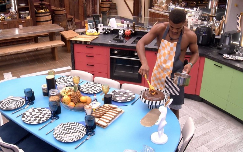 Davi faz bolo para aniversário de Rodriguinho, e Pitel reage: