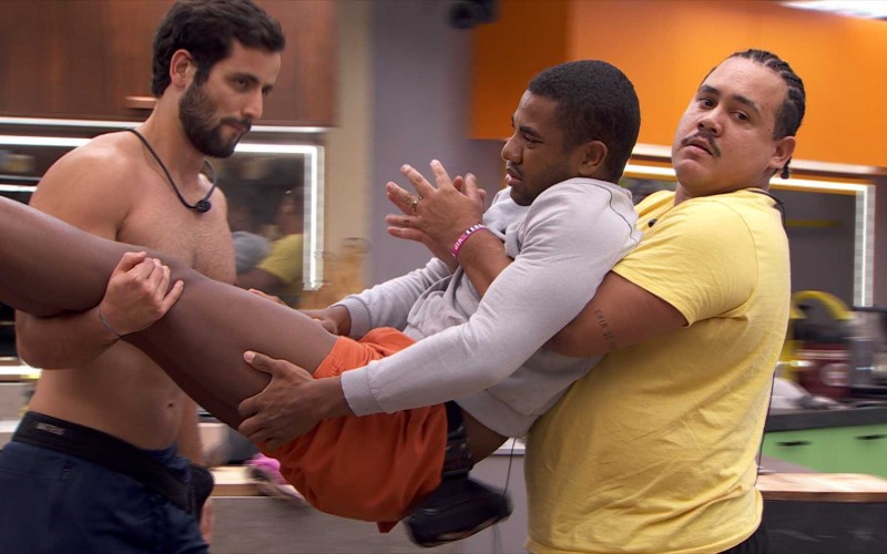 Davi passa mal e é levado ao Confessionário por brothers no BBB 24