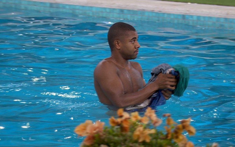 Davi pega suas roupas após Leidy Elin jogar mala do brother na piscina do BBB 24
