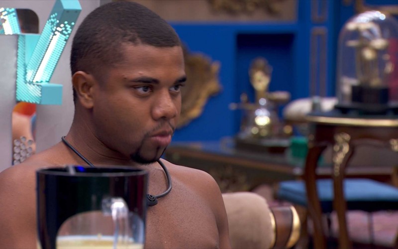 Davi vê Wanessa deixar a cozinha no BBB 24, e alfineta: