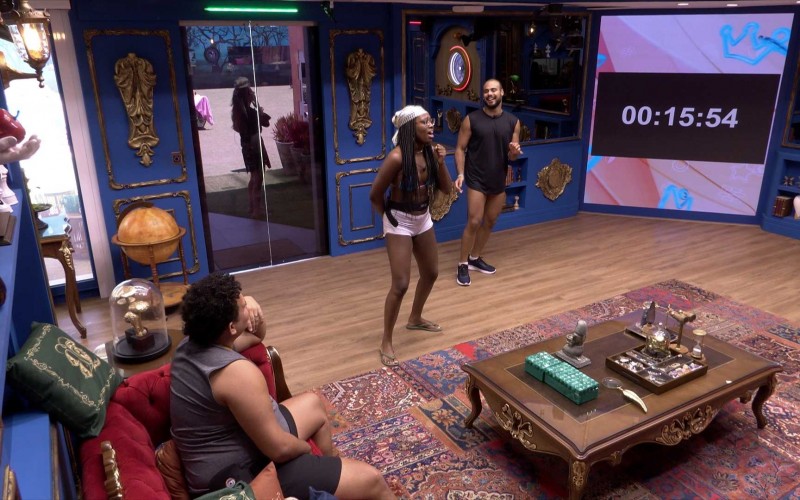 De lenço na cabeça, Leidy Elin reproduz meme