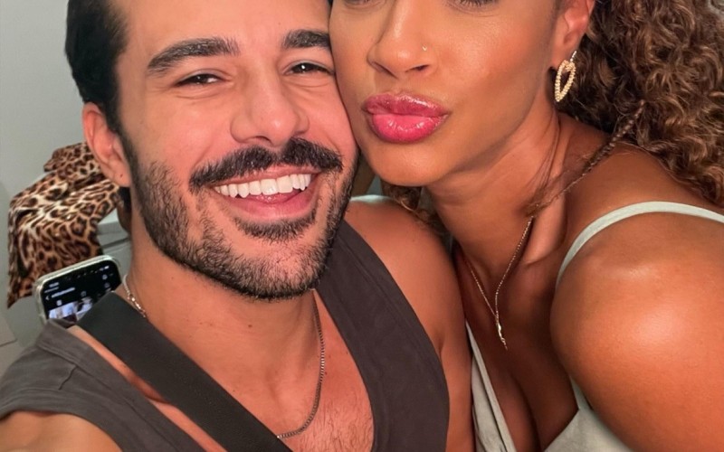 De novo visual, Aline reencontra Mateus fora do BBB 25