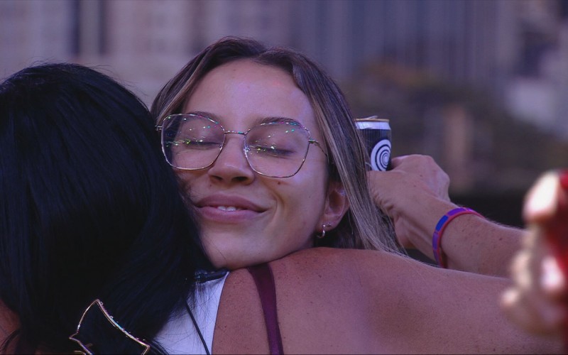 Delma abraça Renata e afirma: