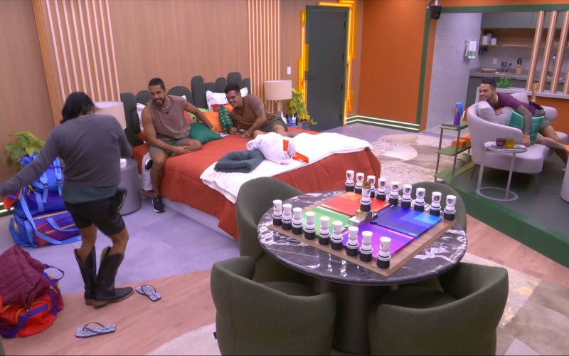 Delma desfila com bota emprestada de brother e diverte participantes no BBB 25