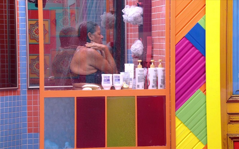 Delma toma banho quente e revela motivo de sair da Prova do LÃder: