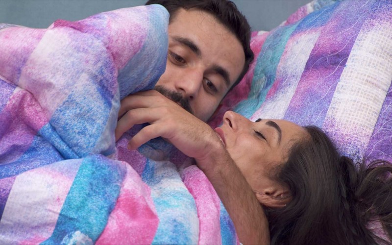 Deniziane e Matteus ficam debaixo do edredom e sister brinca: