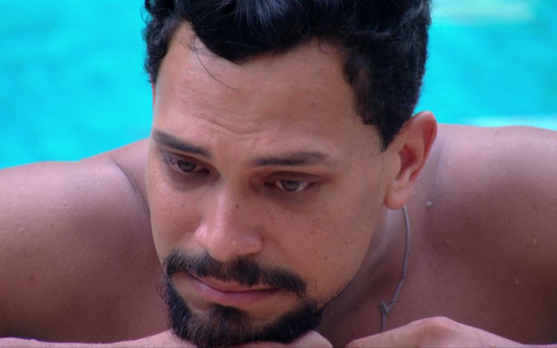 Depois de conversa com Aline, VinÃcius chora na piscina