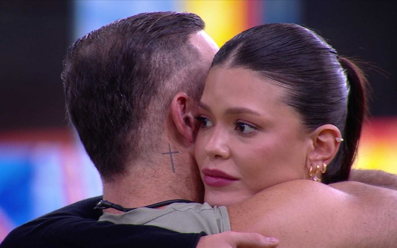 Diego Hypolito abraça Vitória Strada após ficar fora da Prova do LÃder: