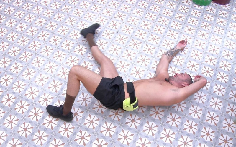 Diego Hypolito deita no chão da cozinha do BBB 25 e diz: