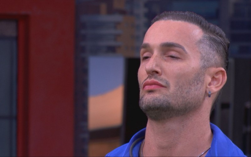 Diego Hypolito elimina objeto pessoal de Maike: