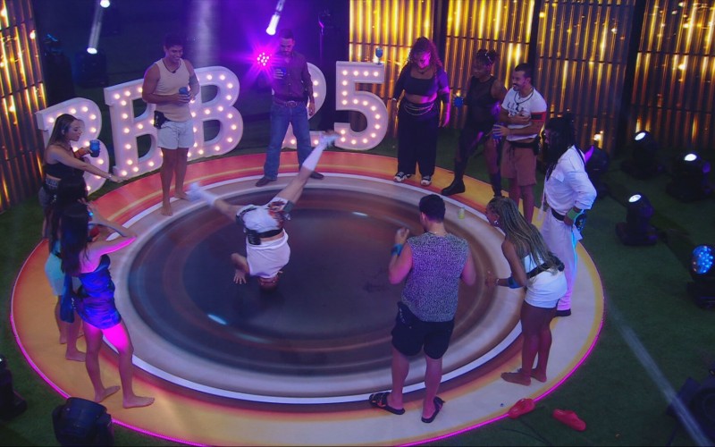 Diego Hypolito faz passo de break dance durante after do Show de Quarta